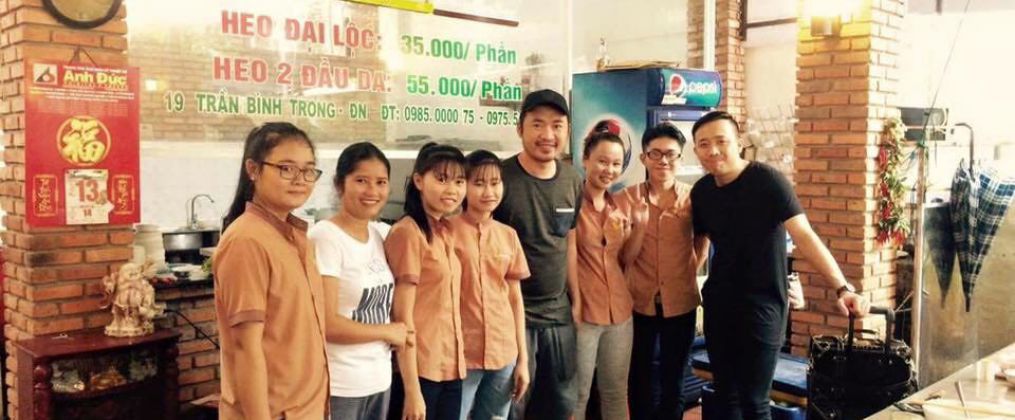 Quán Bà Mua chụp chung với các nghệ sĩ